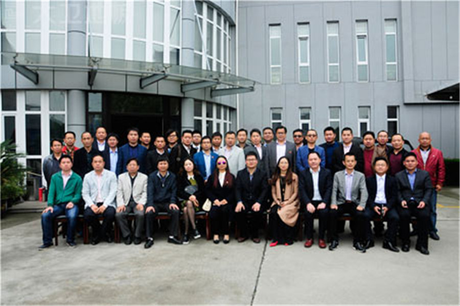 苏州市湖南商会一行在必一(中国)办公楼前合影.jpg