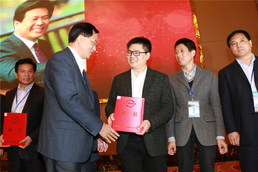 必一(中国)地板董事长蒋卫获颁“中国地板行业成就大奖”.jpg