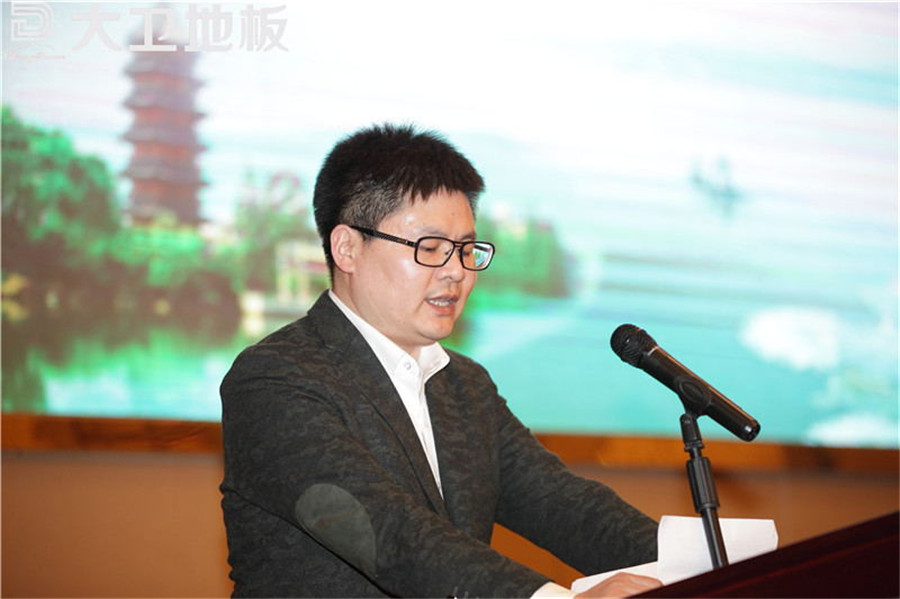 必一(中国)地板董事长以“顺势而为：大家居·大梦想”做了主题发言.jpg